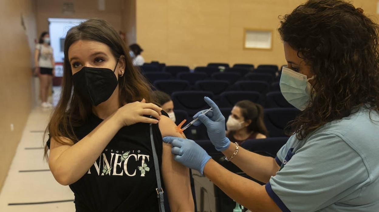 Arranca la vacunación Covid de los veinteañeros en Córdoba, en imágenes