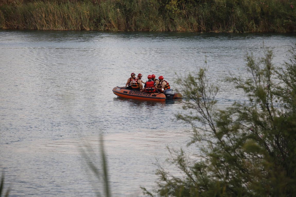 El dispositivo de búsqueda del joven desaparecido en el Lago Azul de Córdoba, en imágenes