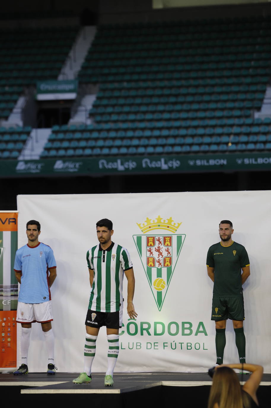 La presentación de las camisetas del Córdoba CF para la temporada 2021-2022, en imágenes