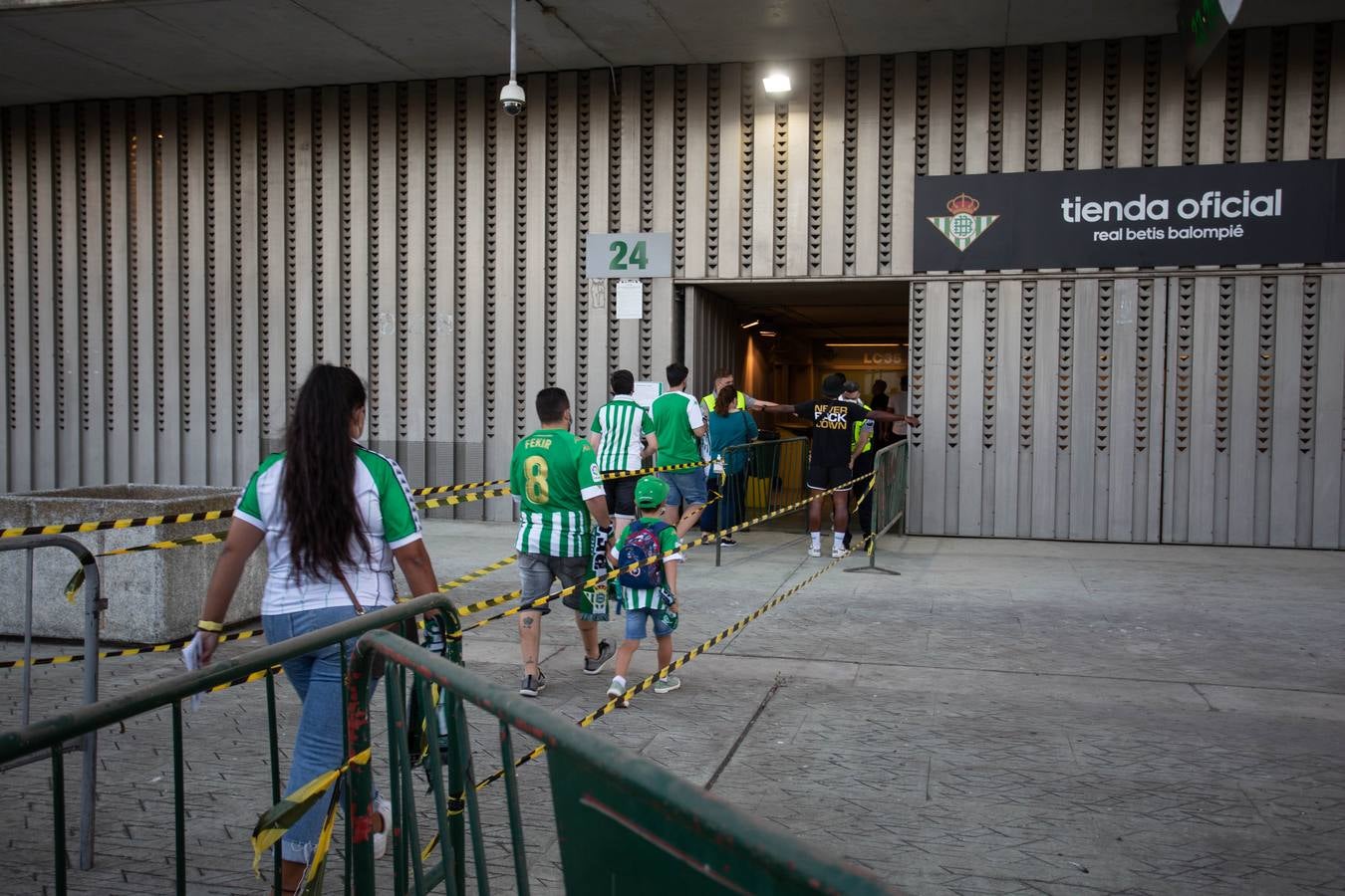 Aficionados verdiblancos en las inmediaciones del estadio Benito Villamarín