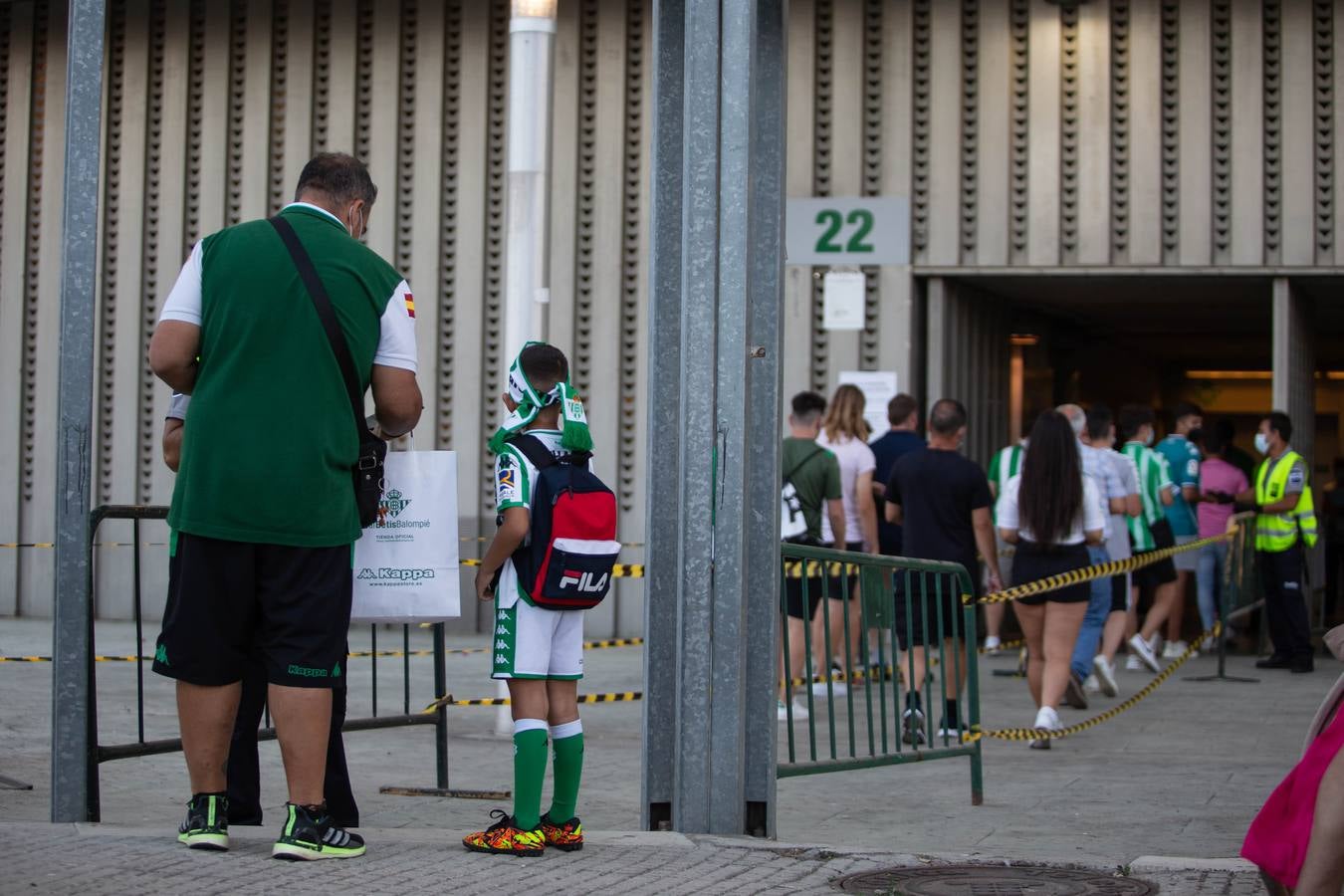 Aficionados verdiblancos en las inmediaciones del estadio Benito Villamarín