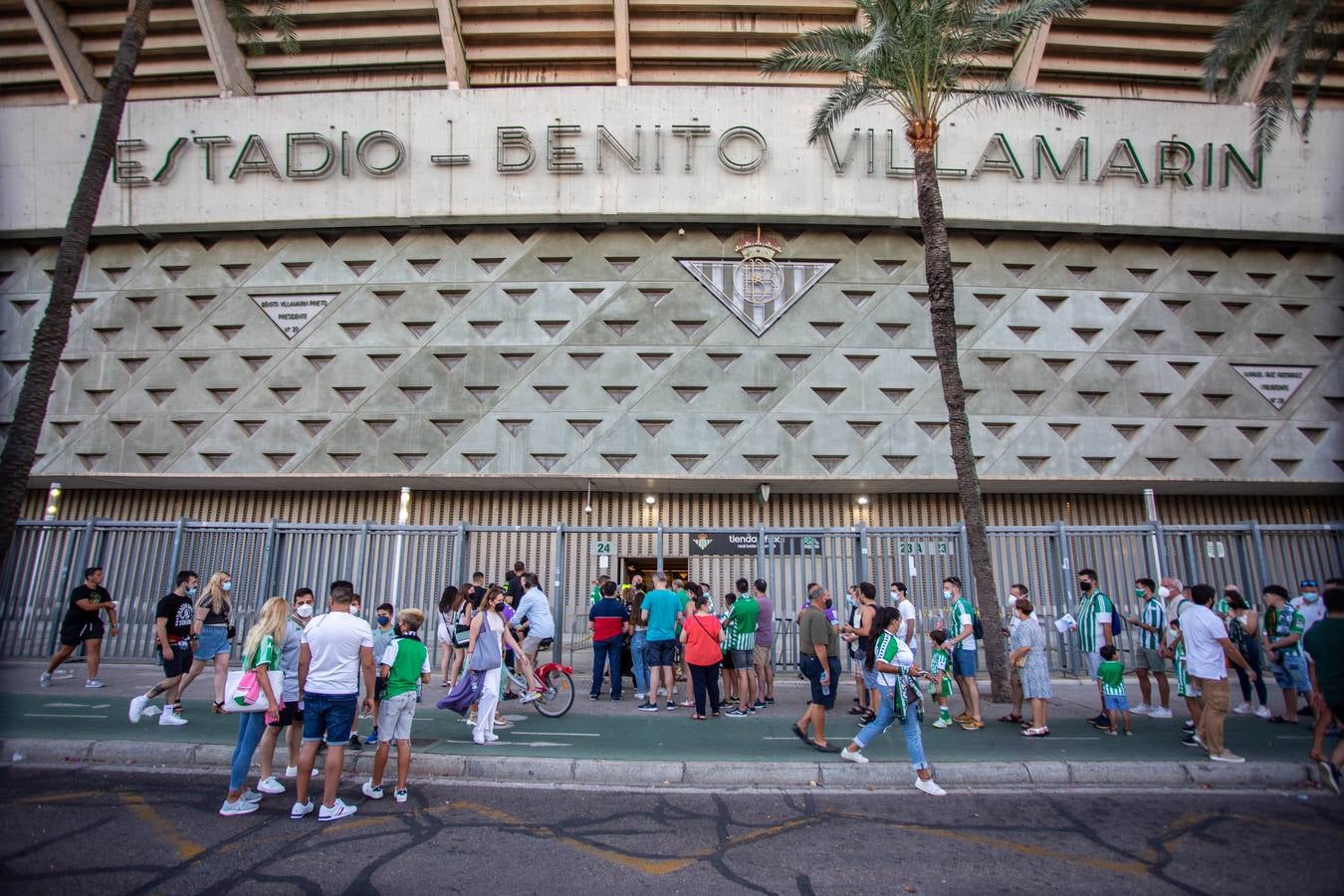 Aficionados verdiblancos en las inmediaciones del estadio Benito Villamarín