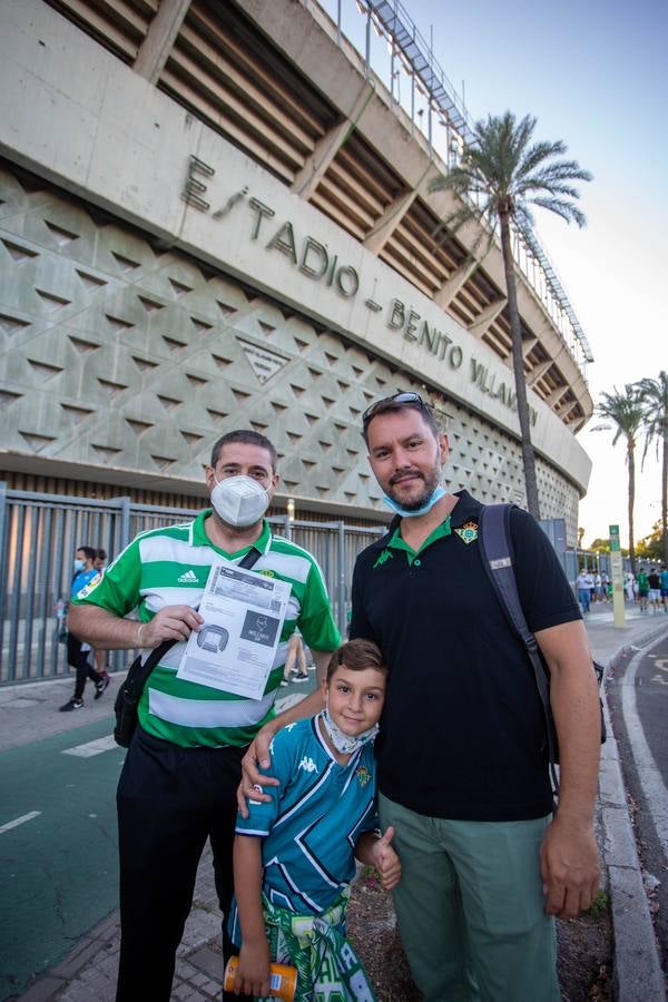 Aficionados verdiblancos en las inmediaciones del estadio Benito Villamarín