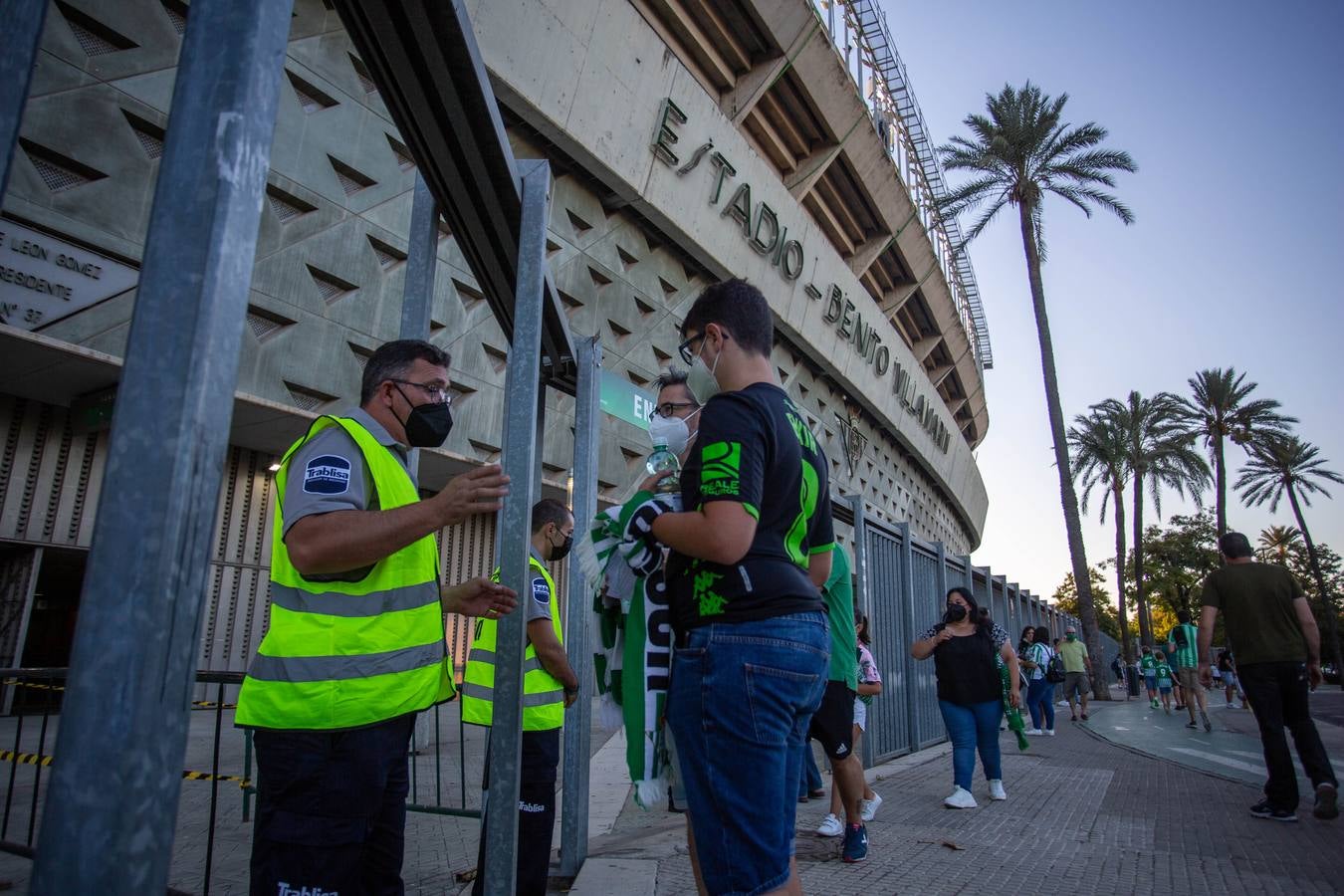 Aficionados verdiblancos en las inmediaciones del estadio Benito Villamarín