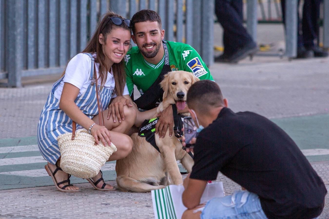 Aficionados verdiblancos en las inmediaciones del estadio Benito Villamarín
