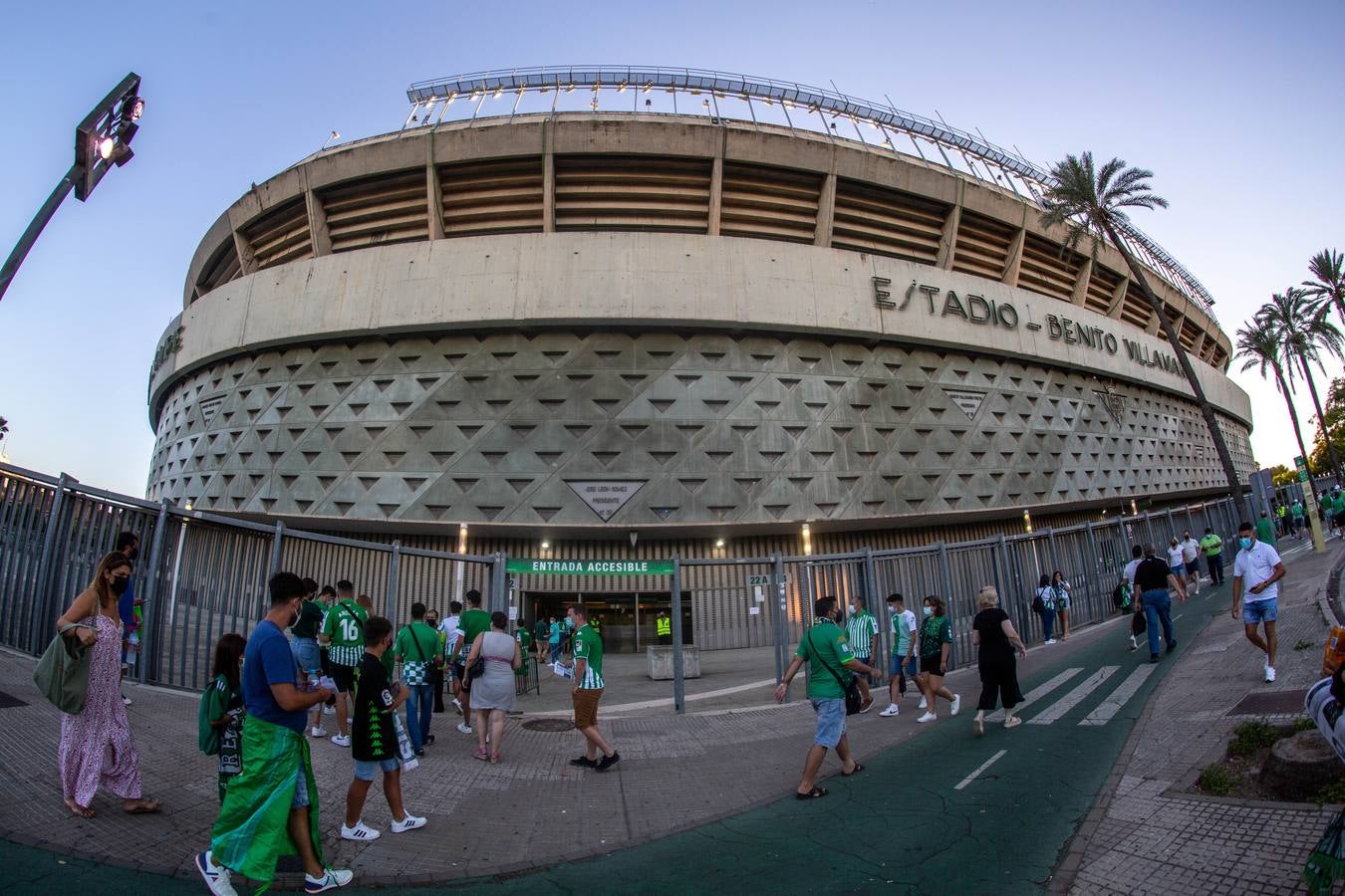Aficionados verdiblancos en las inmediaciones del estadio Benito Villamarín