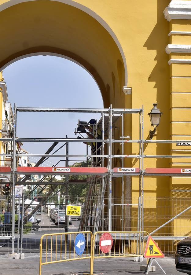 El Arco de la Macarena rodeado de andamios para las obras de restauración
