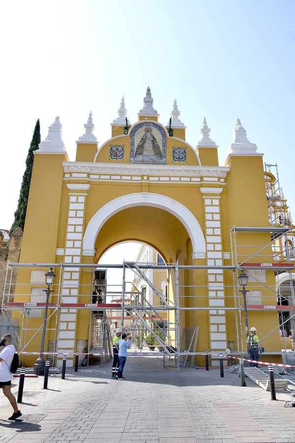 El Arco de la Macarena rodeado de andamios para las obras de restauración