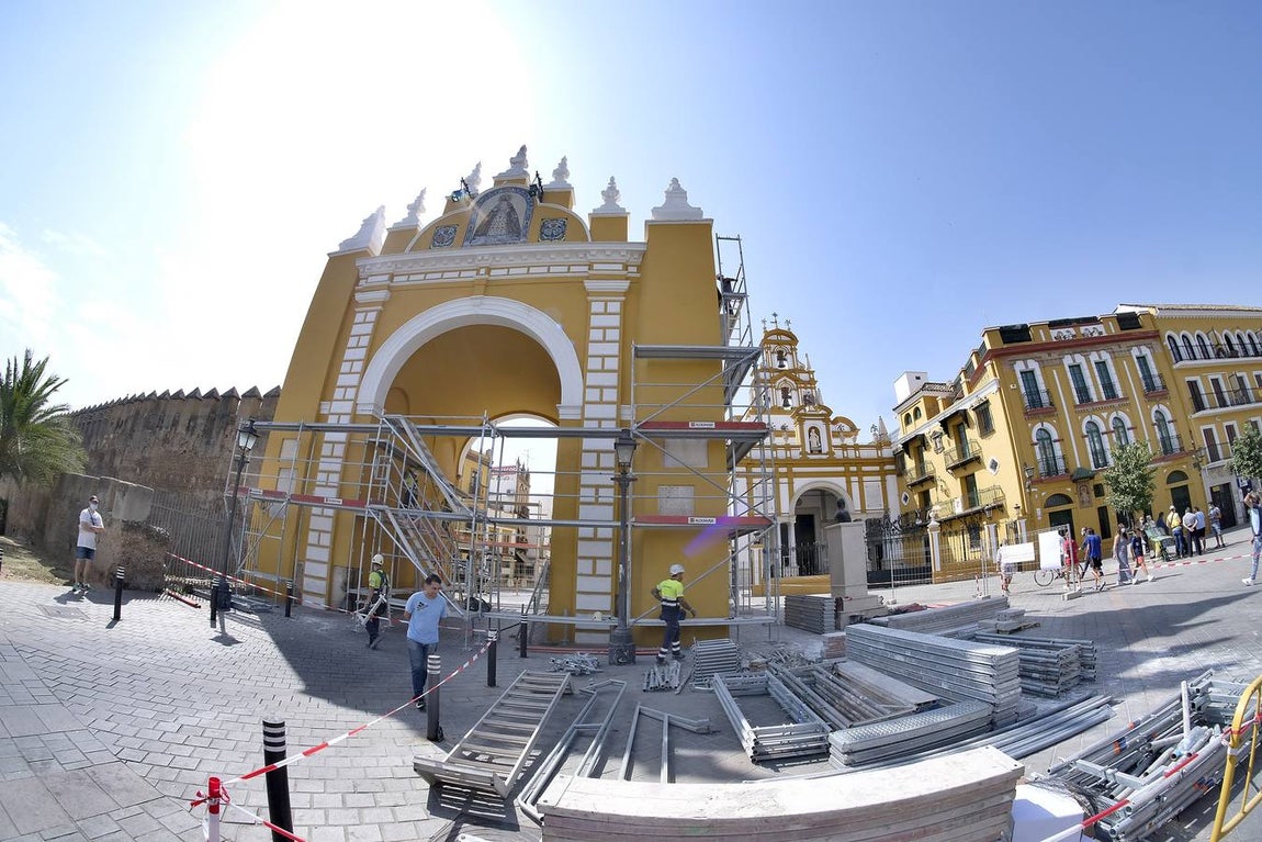 El Arco de la Macarena rodeado de andamios para las obras de restauración