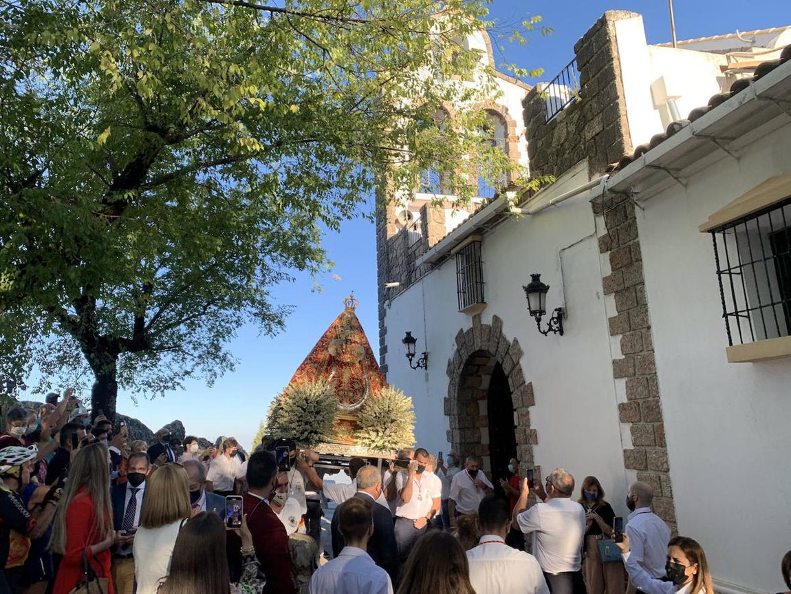 La &#039;Bajá&#039; de la Virgen de la Sierra en Cabra, en imágenes