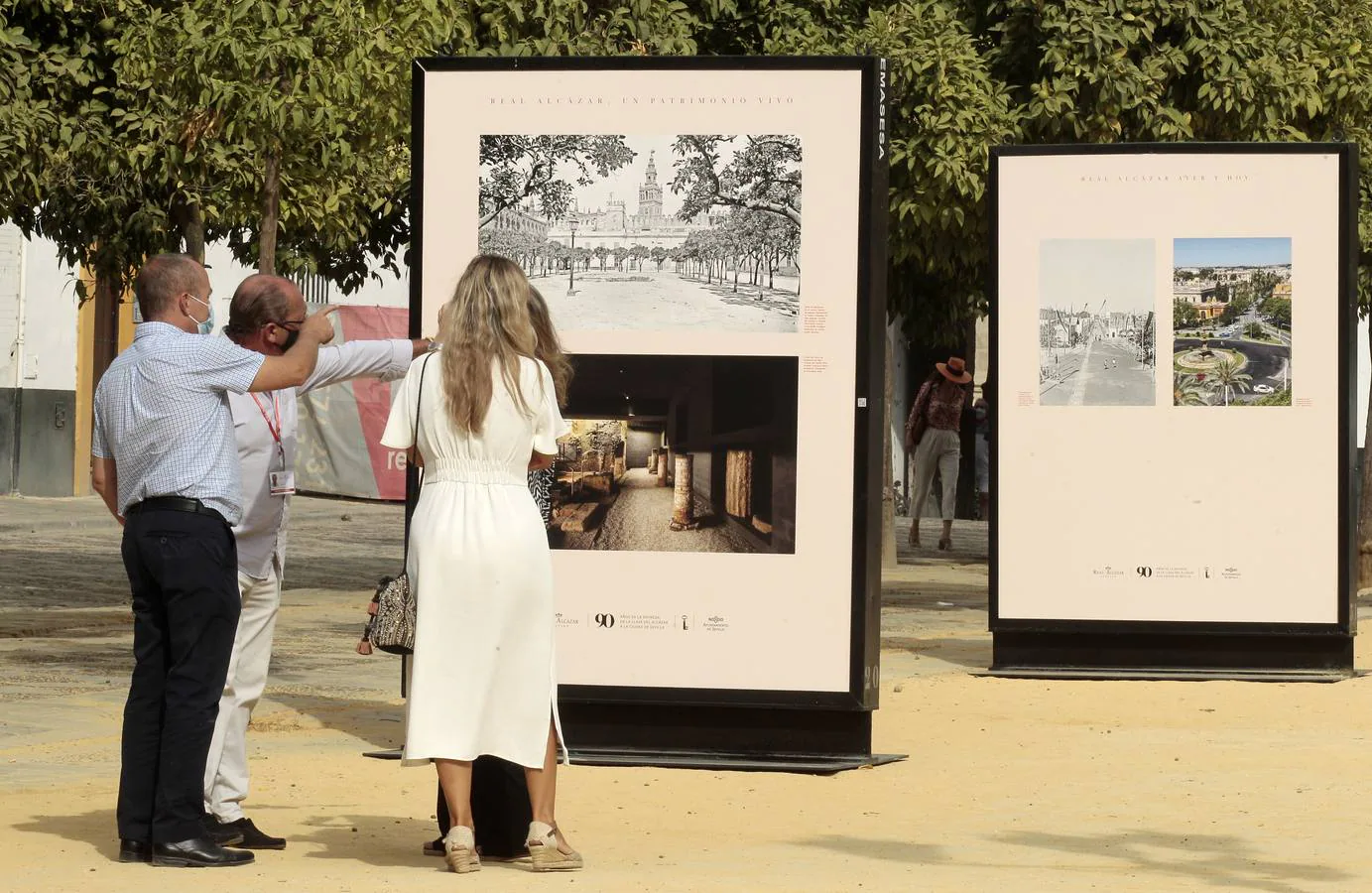 Inaugurada en el Patio de Banderas una muestra de fotos por los 90 años de la cesión del Alcázar a Sevilla