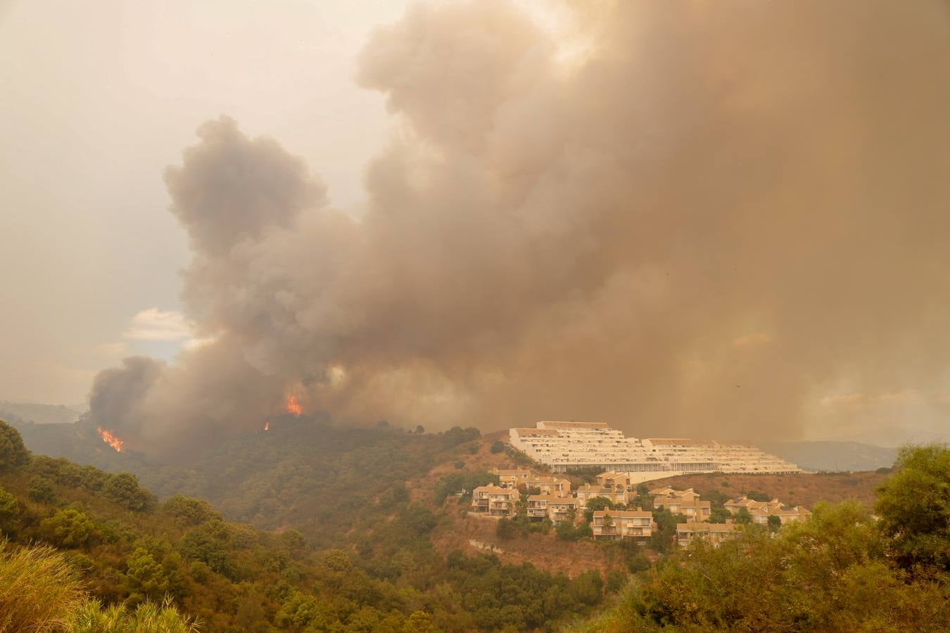 Muere un bombero forestal en las tareas de extinción del peor incendio de los últimos años en la Costa del Sol