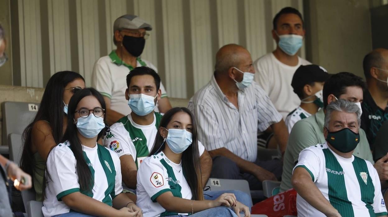 El regreso masivo del público a la grada del Arcángel en el Córdoba CF - Cádiz B, en imágenes