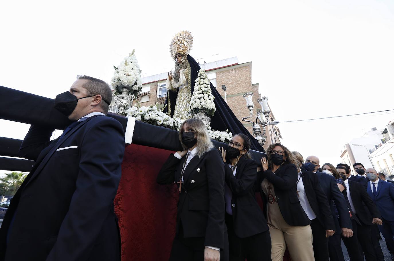 El rezo del rosario de La Soledad, en imágenes