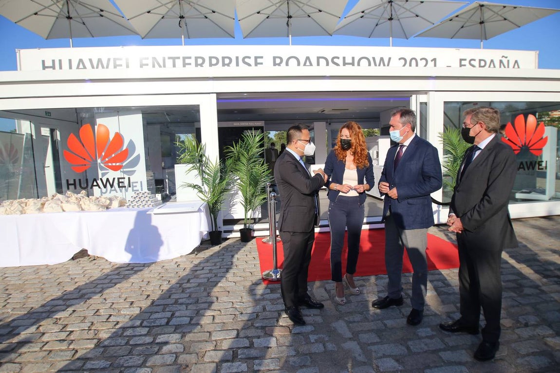 Visita del alcalde de Sevilla, Juan Espadas, al centro de demostraciones tecnológico 'Huawei Enterprise Roadshow 2021'