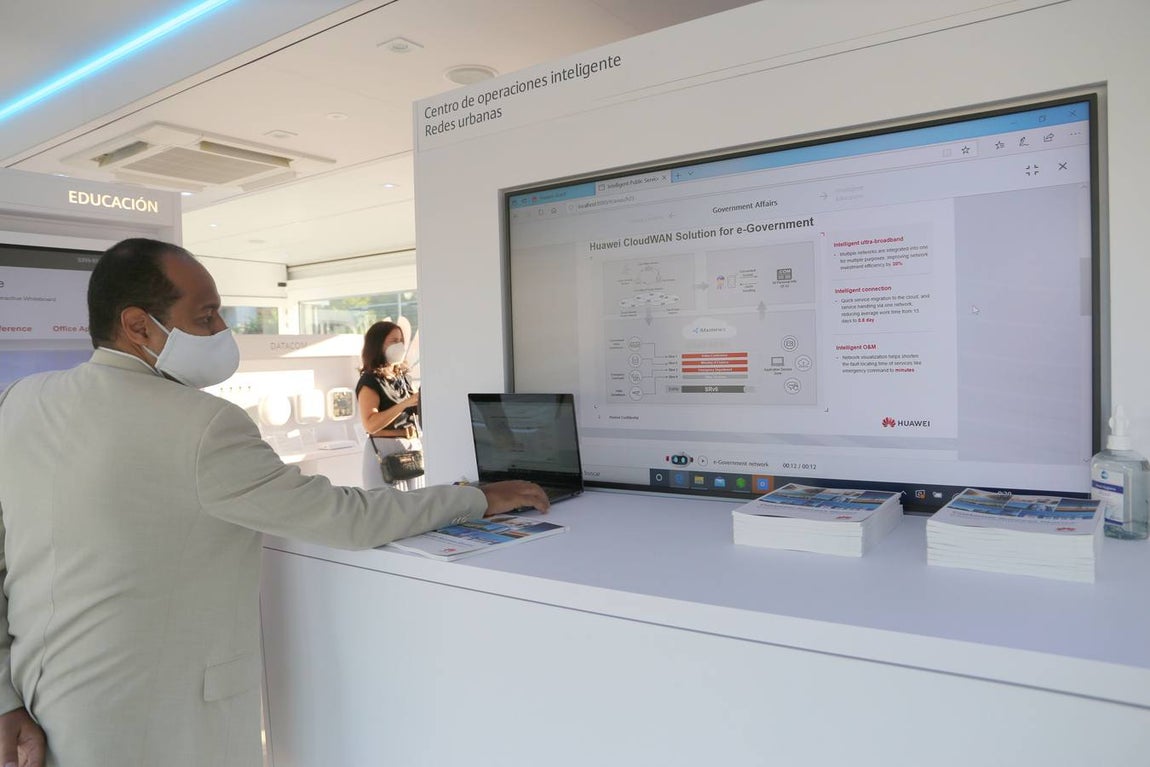 Visita del alcalde de Sevilla, Juan Espadas, al centro de demostraciones tecnológico 'Huawei Enterprise Roadshow 2021'