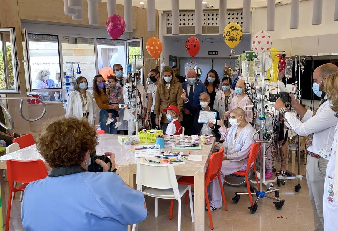 La Infanta Elena durante su visita a la planta de oncohematología pediátrica del hospital Virgen del Rocío