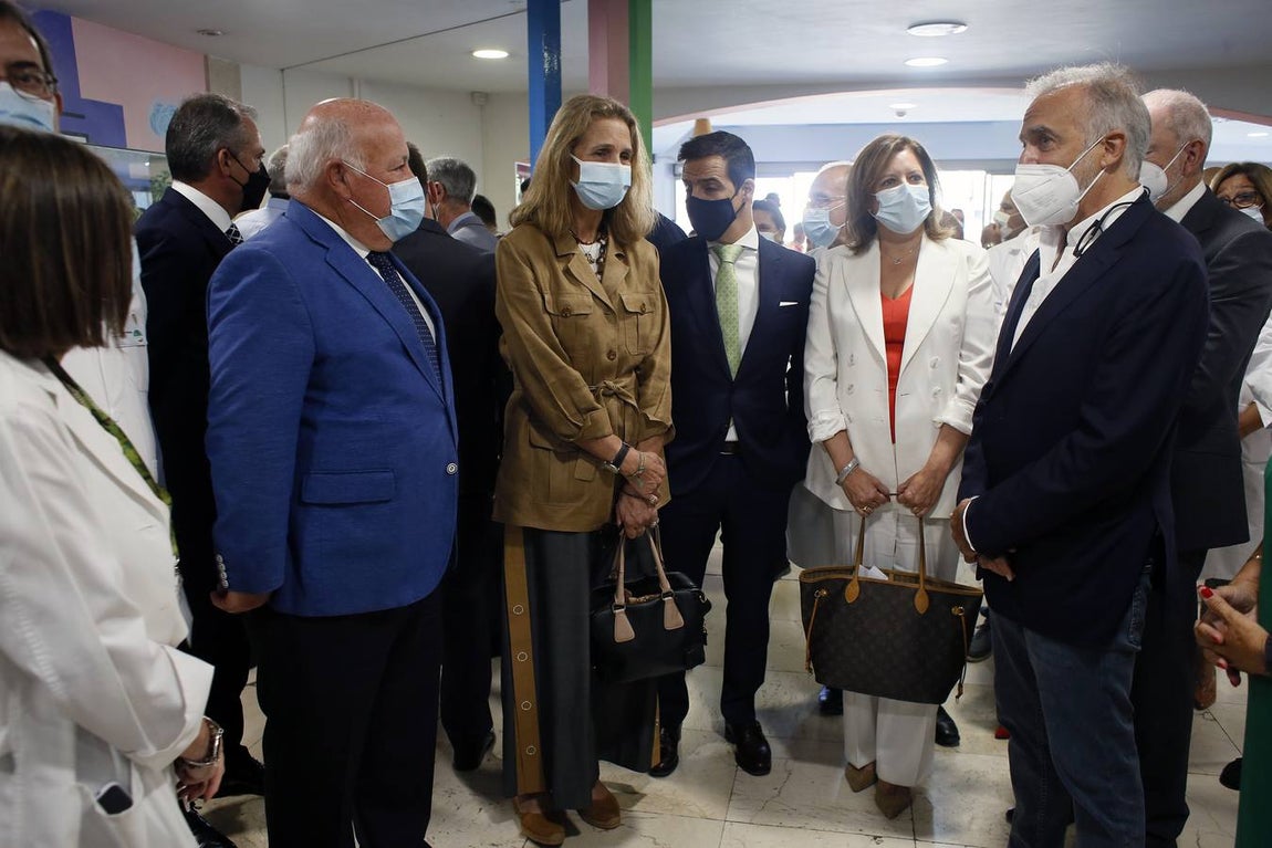 La Infanta Elena durante su visita a la planta de oncohematología pediátrica del hospital Virgen del Rocío