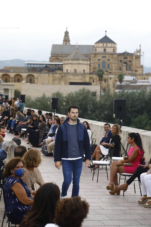 El desfile solidario de Silbon en el Puente Romano de Córdoba, en imágenes