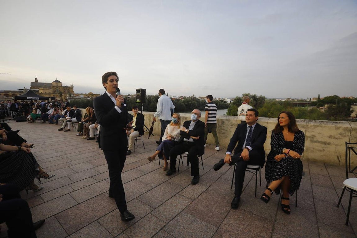 El desfile solidario de Silbon en el Puente Romano de Córdoba, en imágenes