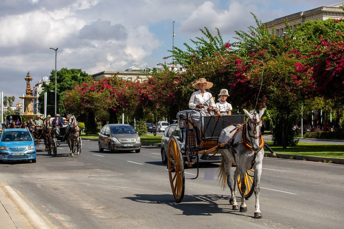 Paseo de carruajes por las calles de Sevilla