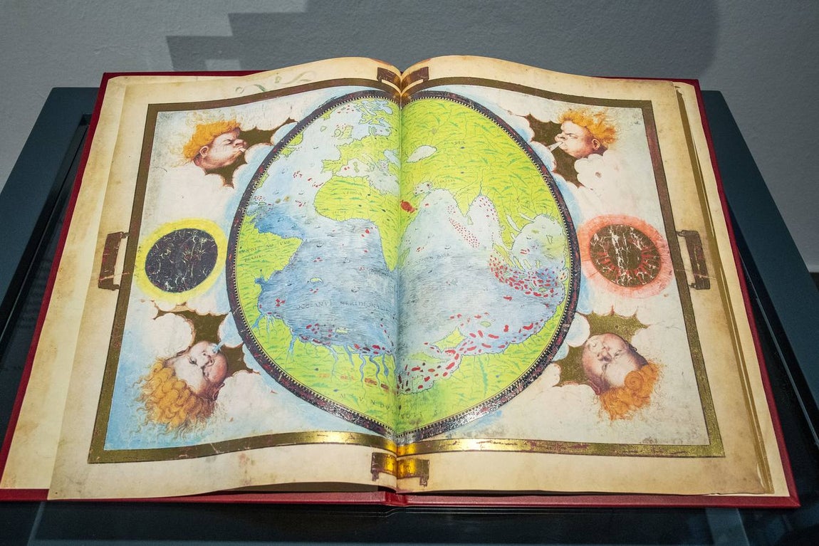 En imágenes, la exposición &#039;Plantas y flores curativas en los códices iluminados (siglos X - XVI)&#039; en el Alcázar de Sevilla