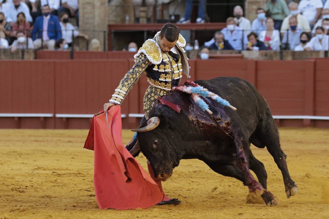 José Mª Manzanares, de azul marino y oro en la Maestranza