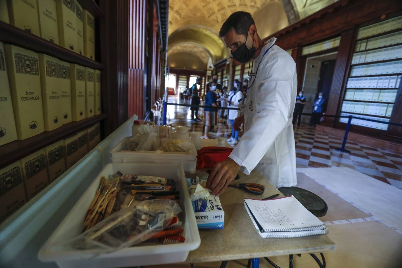 El Archivo de Indias de Sevilla restaura en público un cañón de un galeón hundido hace más de 300 años