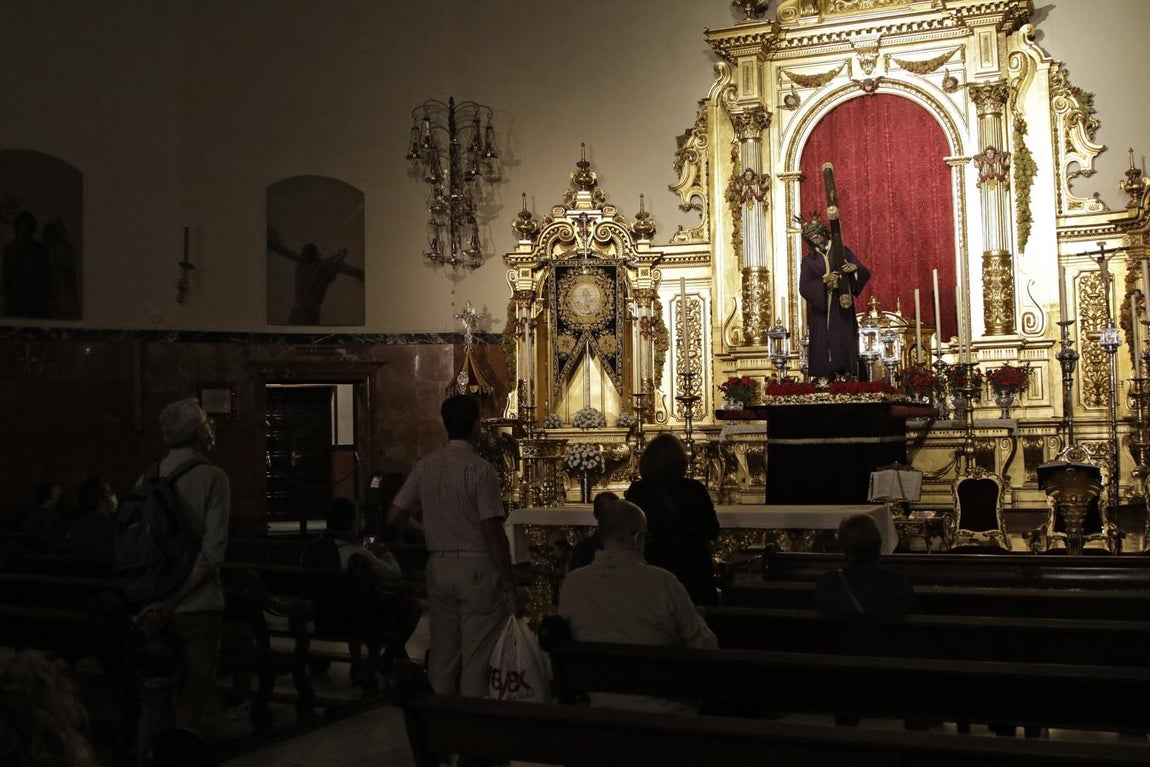 El Señor del Gran Poder en las andas para ser trasladado a los Tres Barrios