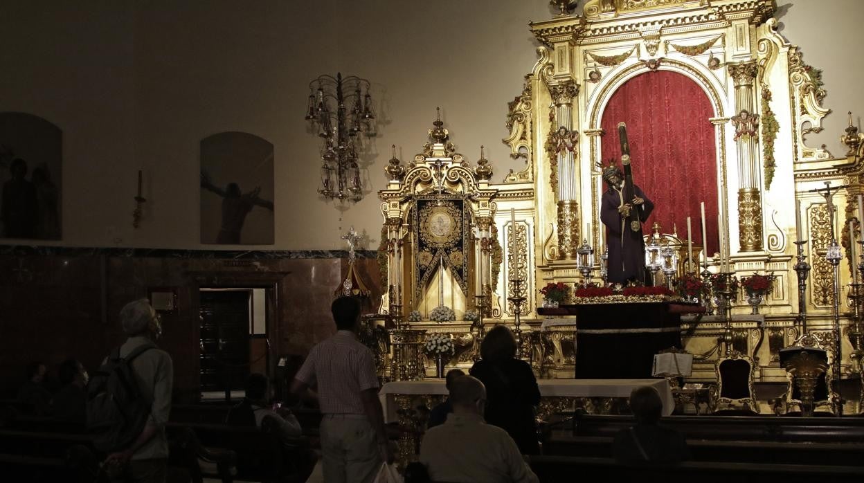 El Señor del Gran Poder en las andas para ser trasladado a los Tres Barrios