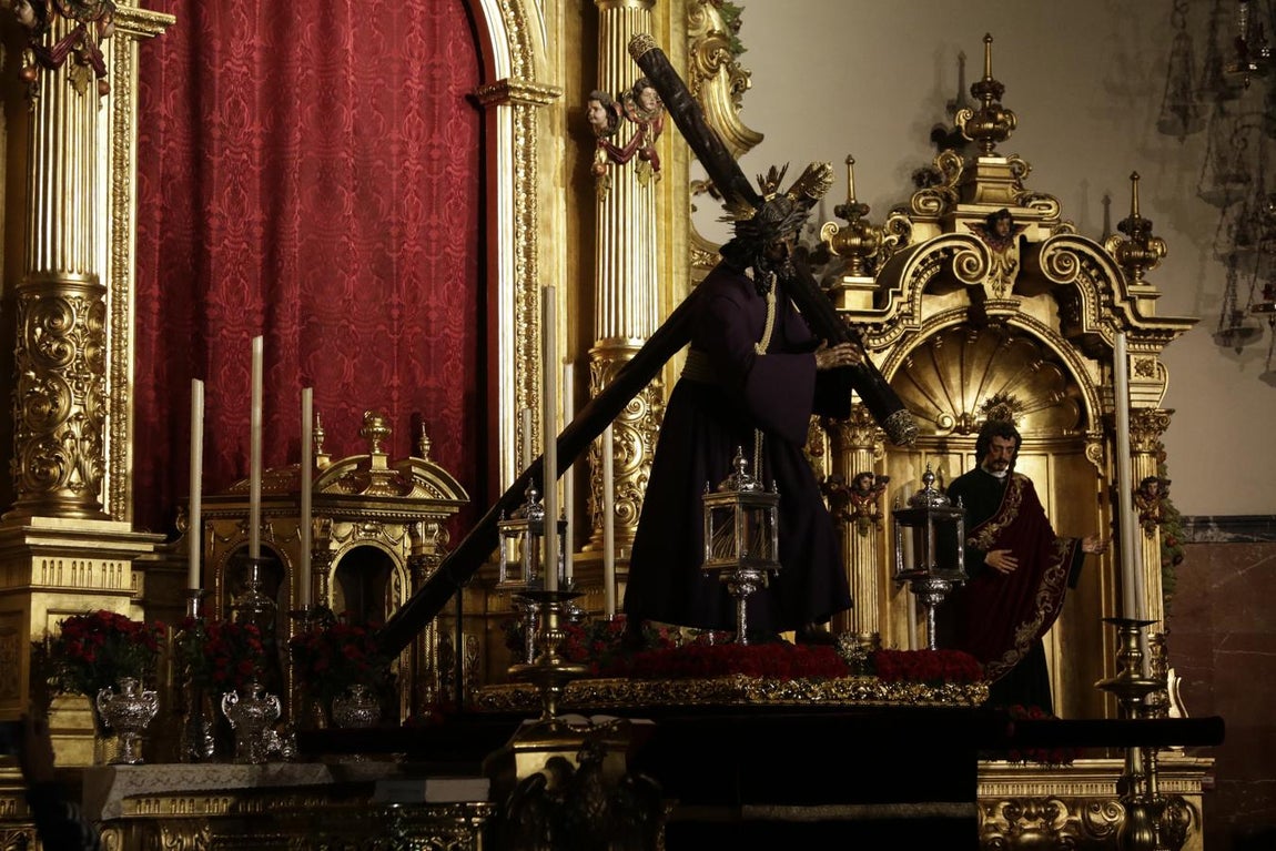 El Señor del Gran Poder en las andas para ser trasladado a los Tres Barrios