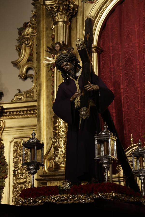 El Señor del Gran Poder en las andas para ser trasladado a los Tres Barrios