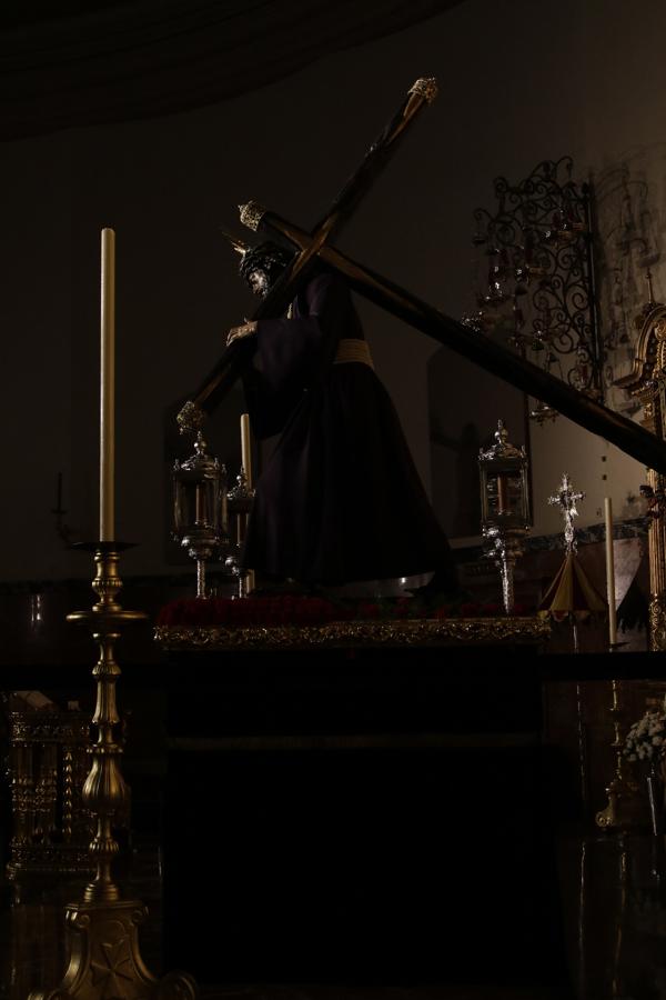 El Señor del Gran Poder en las andas para ser trasladado a los Tres Barrios