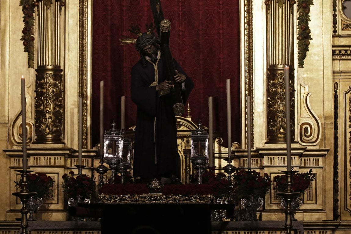 El Señor del Gran Poder en las andas para ser trasladado a los Tres Barrios