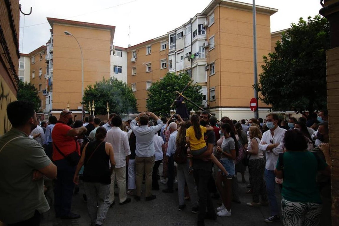 Salida del Gran Poder: Impresionante llegada del Señor a Tres Barrios, la espera termina