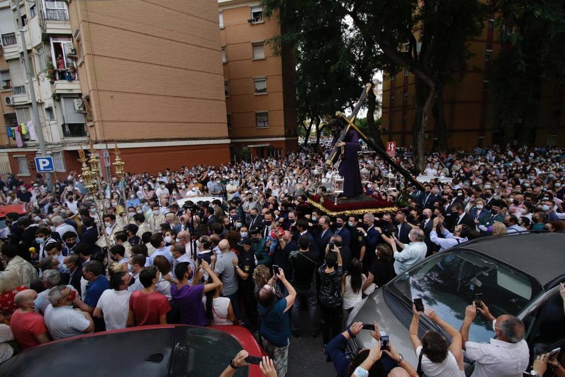 Salida del Gran Poder: Impresionante llegada del Señor a Tres Barrios, la espera termina