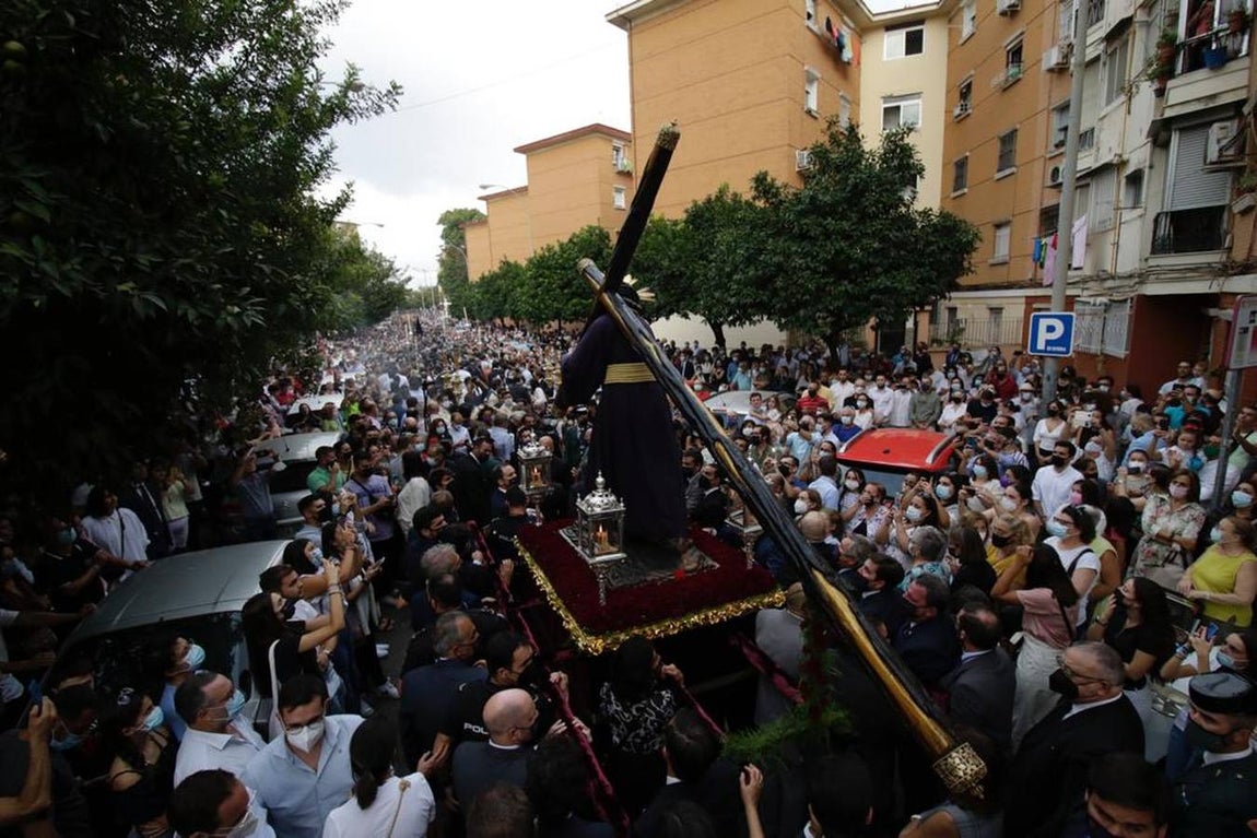 Salida del Gran Poder: Impresionante llegada del Señor a Tres Barrios, la espera termina