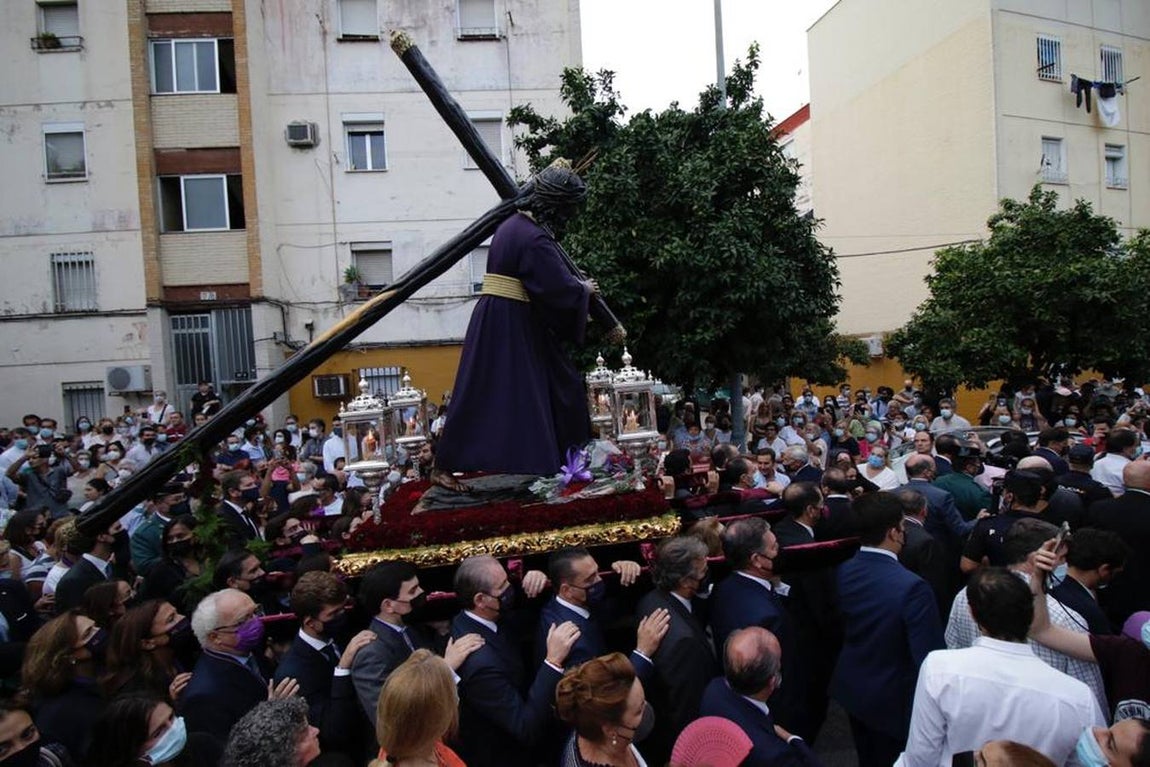 Salida del Gran Poder: Impresionante llegada del Señor a Tres Barrios, la espera termina