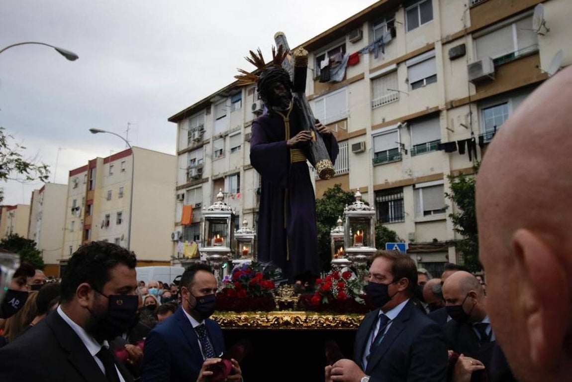 Salida del Gran Poder: Impresionante llegada del Señor a Tres Barrios, la espera termina