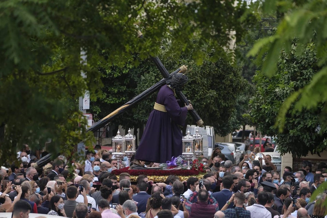 Salida del Gran Poder: Impresionante llegada del Señor a Tres Barrios, la espera termina