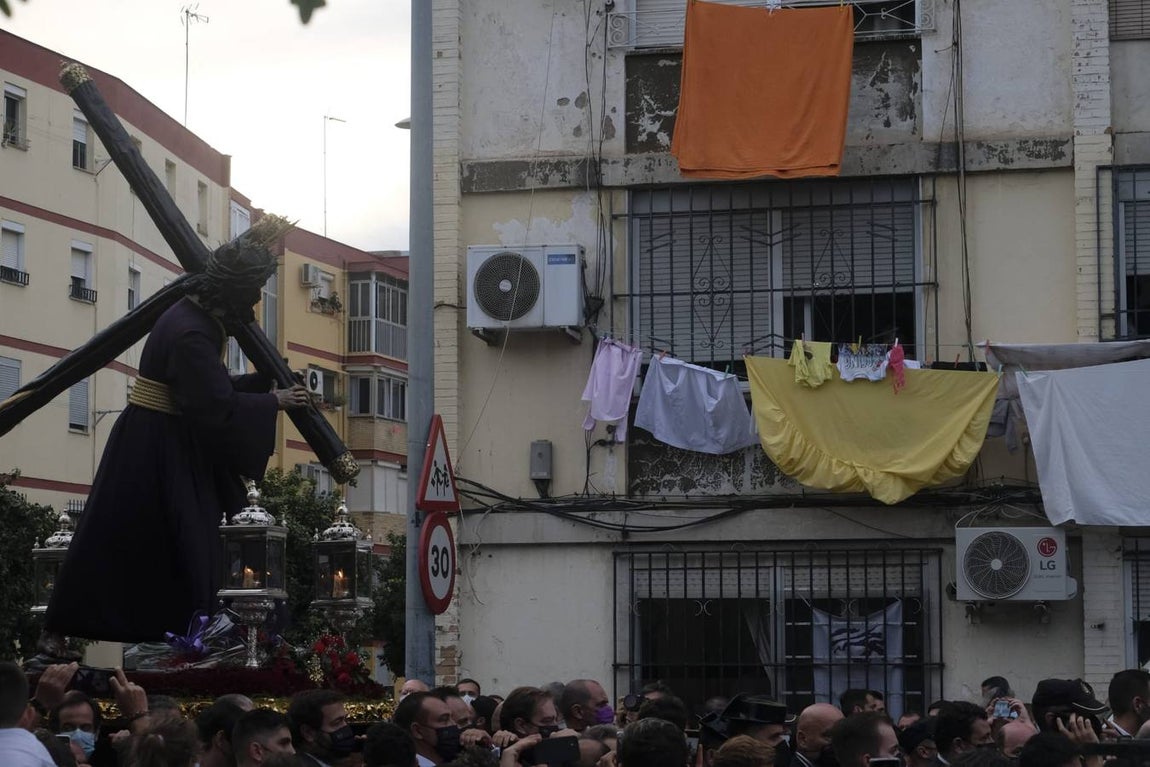 Salida del Gran Poder: Impresionante llegada del Señor a Tres Barrios, la espera termina