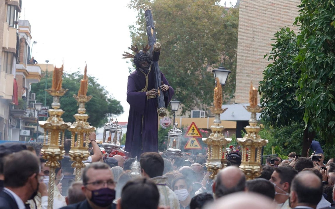 Salida del Gran Poder: Impresionante llegada del Señor a Tres Barrios, la espera termina