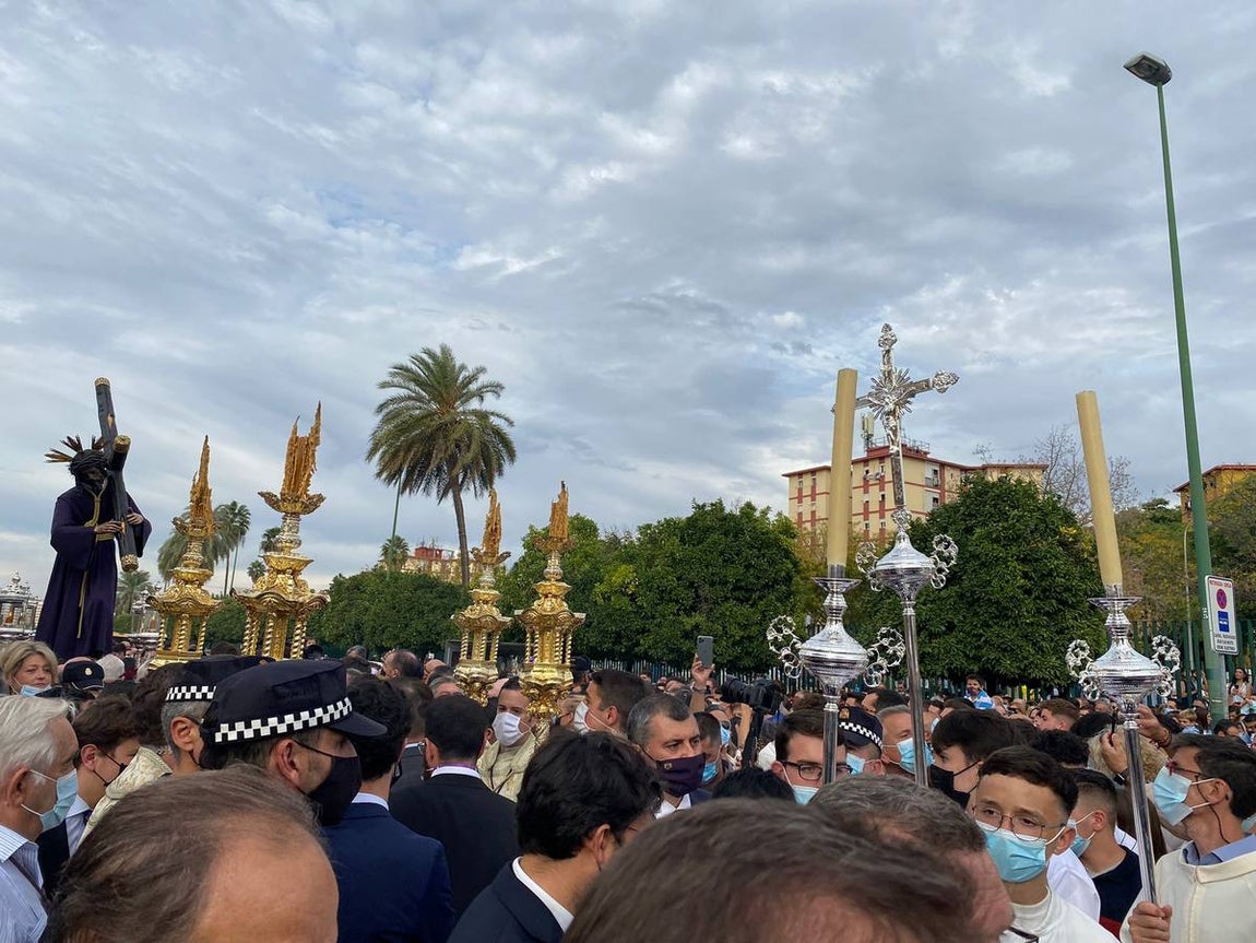 Salida del Gran Poder: Impresionante llegada del Señor a Tres Barrios, la espera termina
