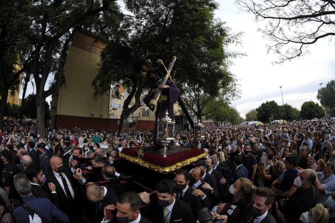Salida del Gran Poder: Impresionante llegada del Señor a Tres Barrios, la espera termina