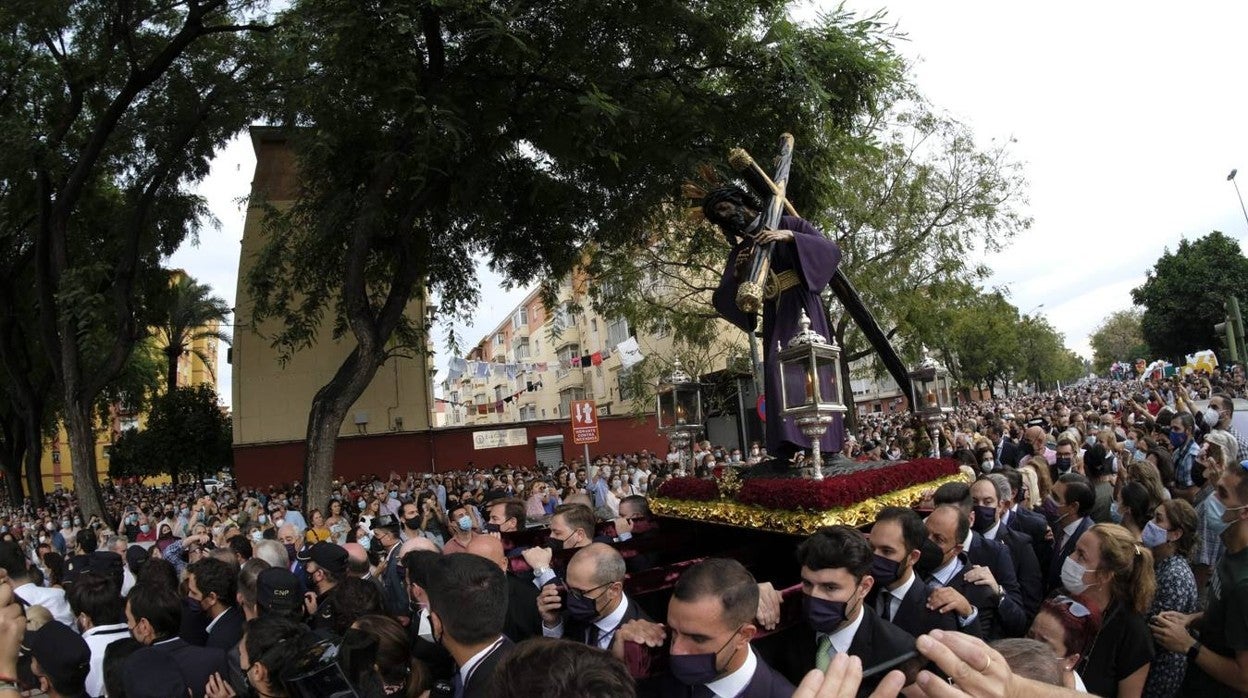 Salida del Gran Poder: Impresionante llegada del Señor a Tres Barrios, la espera termina