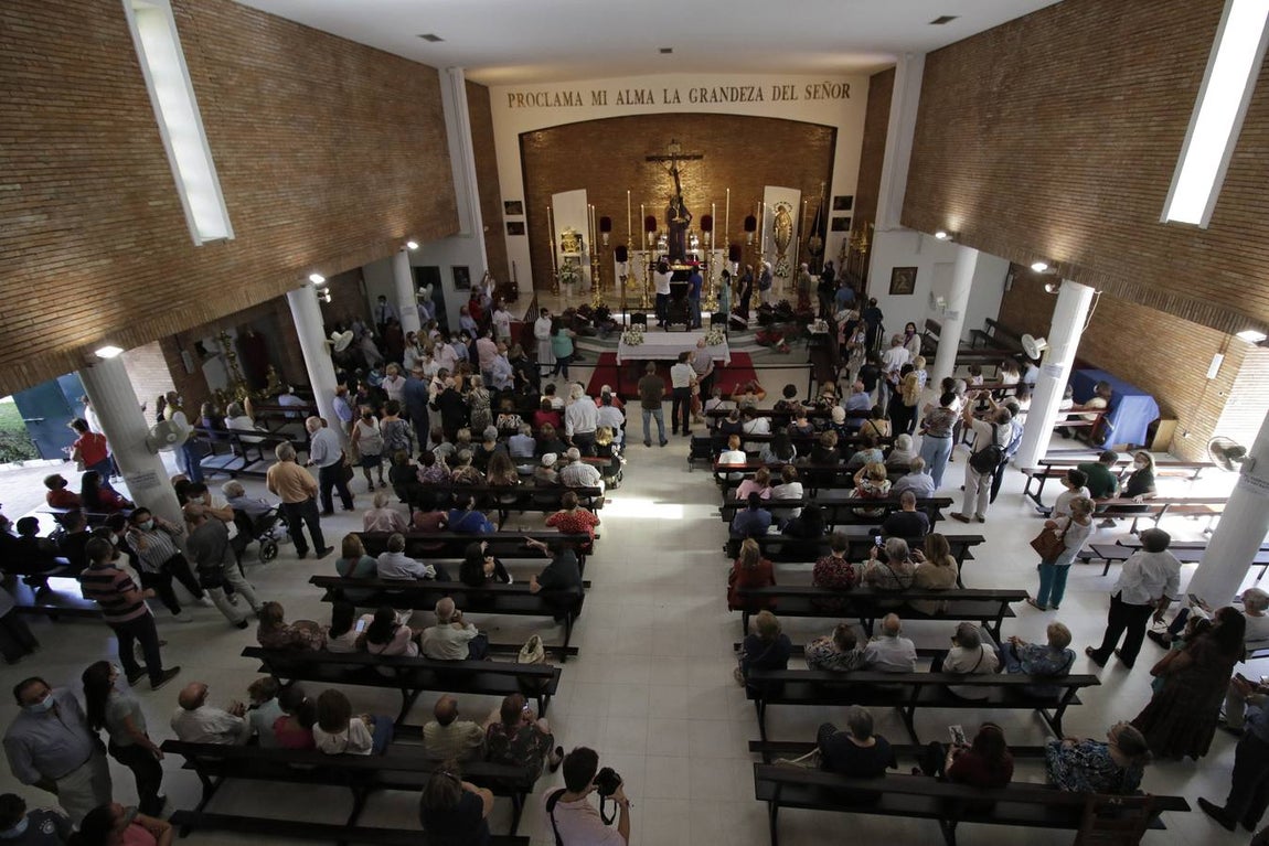 Nadie quiere faltar a su cita con el Gran Poder en la parroquia de la Blanca Paloma