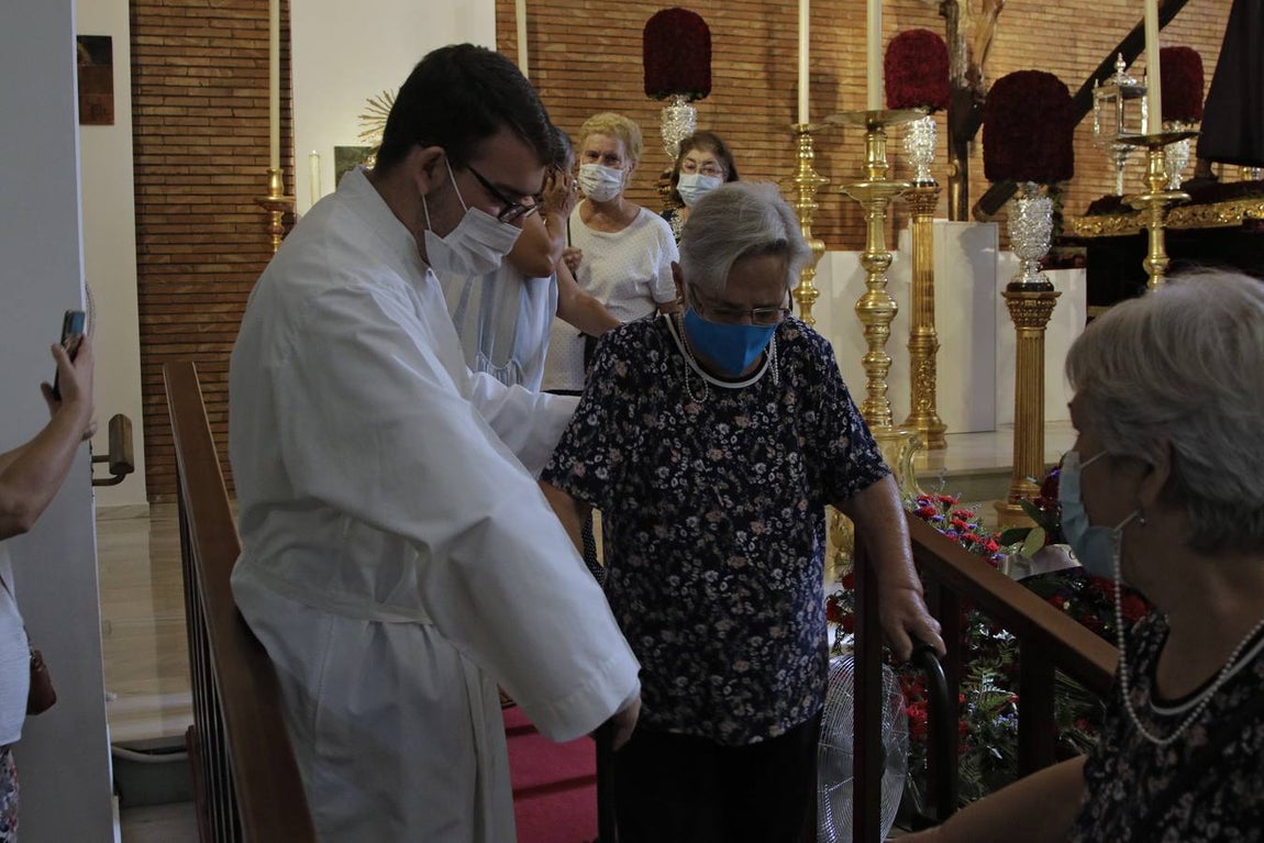 Nadie quiere faltar a su cita con el Gran Poder en la parroquia de la Blanca Paloma