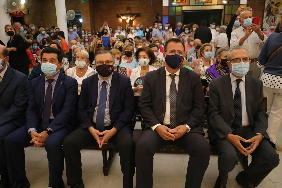 Monseñor Asenjo preside la misa ante el Gran Poder en la parroquia de la Blanca Paloma