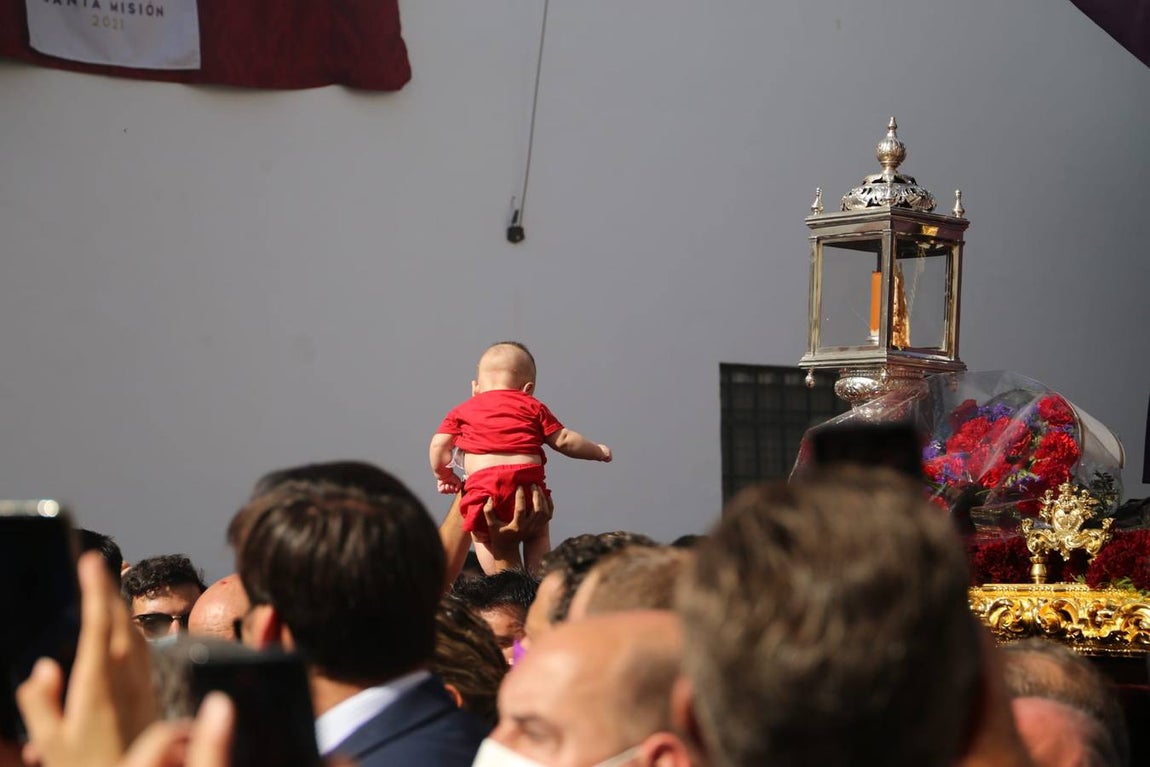 El Señor del Gran Poder, a su llegada a la parroquia de Nuestra Señora de la Candelaria