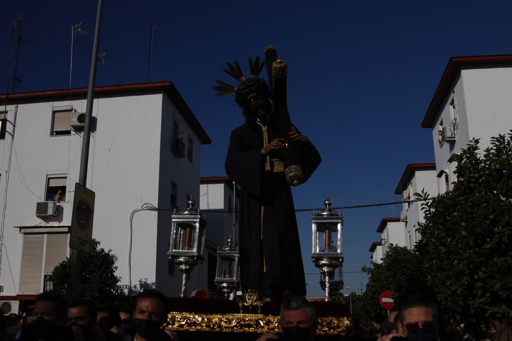 El Señor del Gran Poder recorre las zonas más humildes del barrio de los Pajaritos